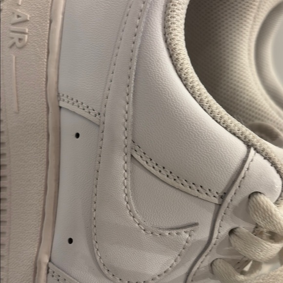 Nike Air Force 1 Women’s Triple White Sneakers 8.5 MINT CONDITION - Picture 7 of 9